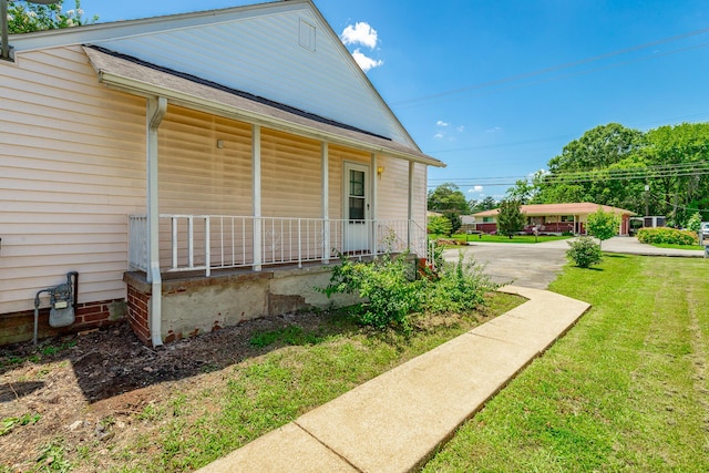 1602 Prater Rd, Chattanooga, TN 37412 - view of side of home with covered porch, a lawn, and concrete driveway