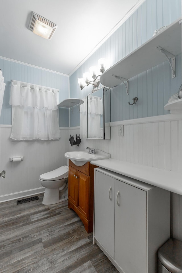 1602 Prater Rd, Chattanooga, TN 37412 - full bath featuring vanity, wood finished floors, and a shower with curtain