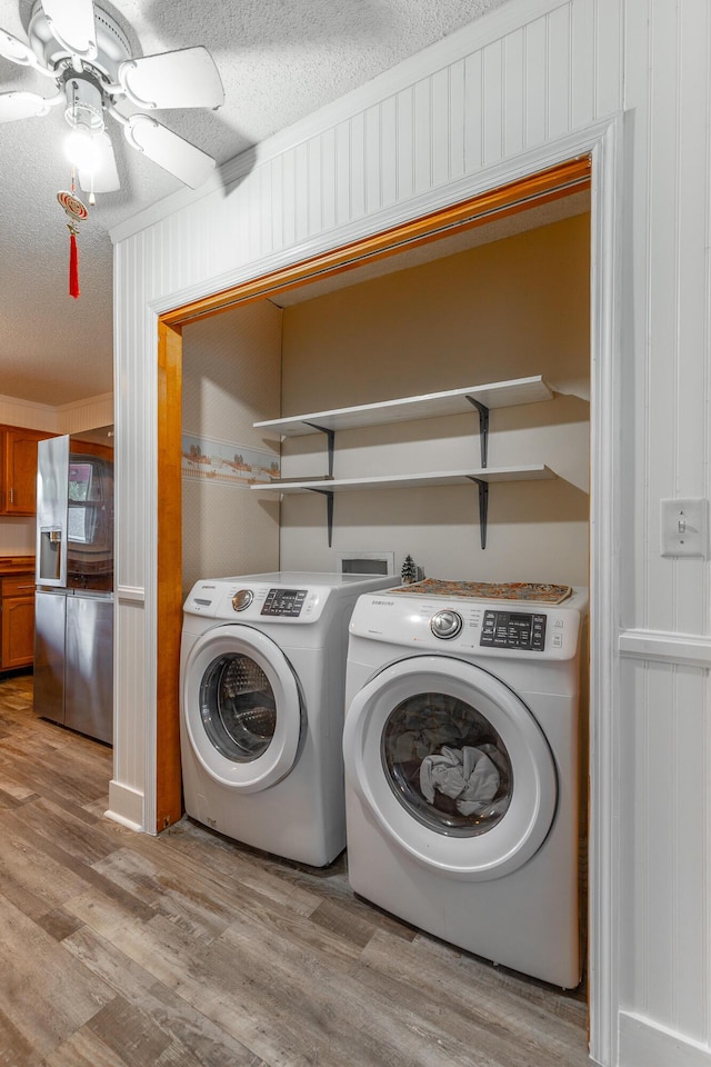 1602 Prater Rd, Chattanooga, TN 37412 - laundry room with washing machine and clothes dryer, a textured ceiling, light wood finished floors, and a ceiling fan
