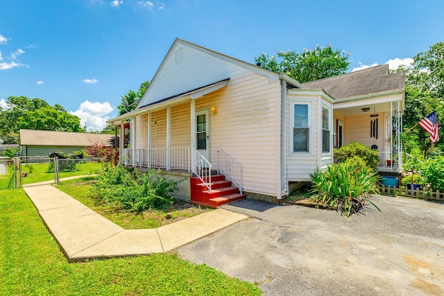 1602 Prater Rd, Chattanooga, TN 37412 - bungalow-style house featuring a porch and a gate