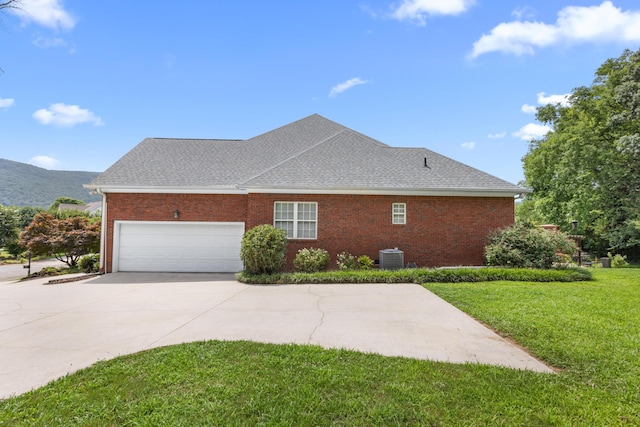 4101 Finch Ln, Chattanooga, TN 37419 - view of side of home featuring driveway, a lawn, roof with shingles, and an attached garage