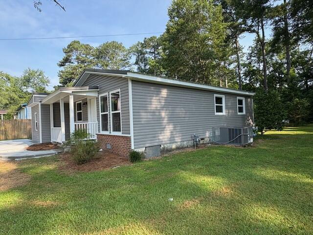 912 Bomar St, Lafayette, GA 30728 - view of side of property featuring crawl space and covered porch