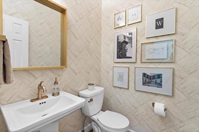 1003 Woodfern Trl, Hixson, TN 37343 - half bath featuring toilet and a sink