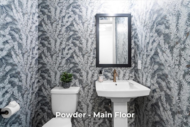 4707 Amethyst Rd Unit 891, Chattanooga, TN 37419 - bathroom featuring wallpapered walls and toilet