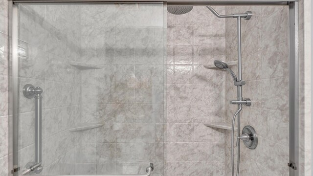 4111 Lost Oaks Dr, Ooltewah, TN 37363 - bathroom featuring tiled shower