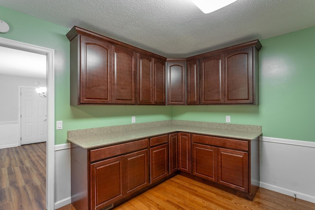 8217 Rolling Stone Ln, Ooltewah, TN 37363 - kitchen with light wood-style flooring, light countertops, and a textured ceiling