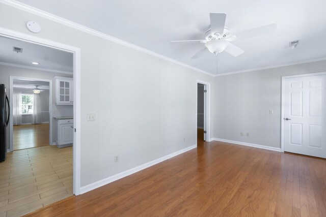 6756 Hickory Manor Cir, Chattanooga, TN 37421 - unfurnished room featuring a ceiling fan, ornamental molding, light wood-style flooring, and a smoke detector