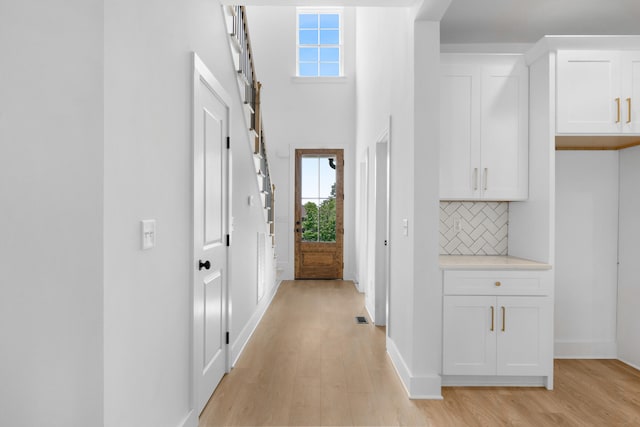 6821 Lakeshore Dr, Chattanooga, TN 37416 - foyer featuring light wood-style flooring and baseboards