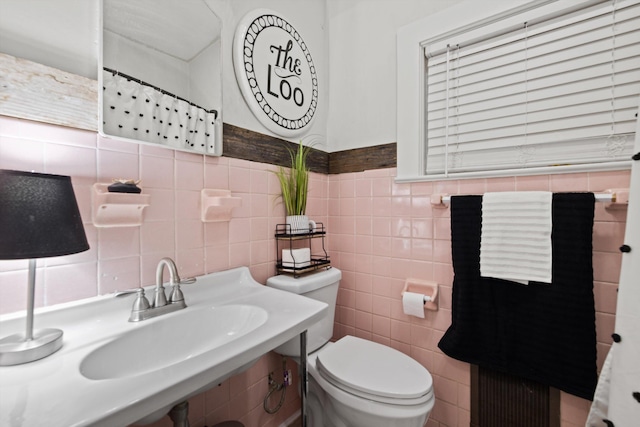 157 Park Ave, Trion, GA 30753 - full bath featuring toilet and tile walls