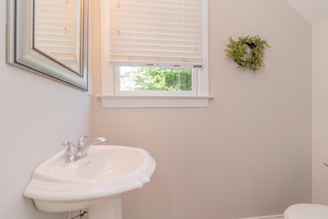 1106 Flynn St, Chattanooga, TN 37403 - bathroom featuring a sink and toilet