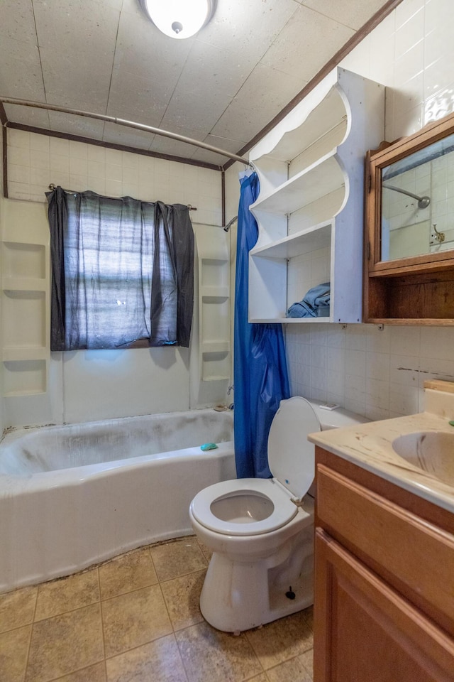 1502 E 49th St, Chattanooga, TN 37407 - full bathroom featuring vanity, shower / bath combo with shower curtain, backsplash, and tile patterned flooring