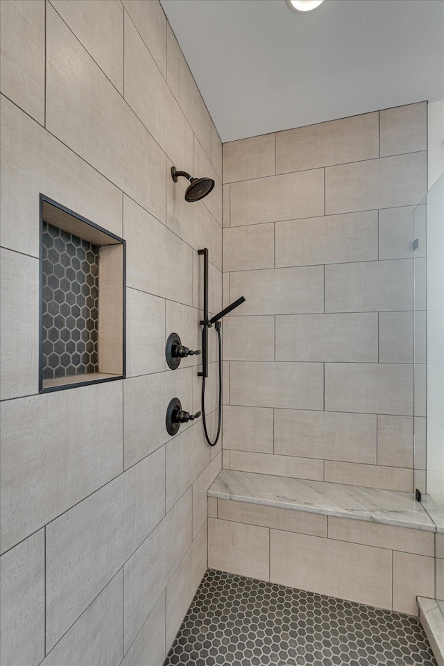 7104 Paxton Cir, Hixson, TN 37343 - bathroom featuring a tile shower