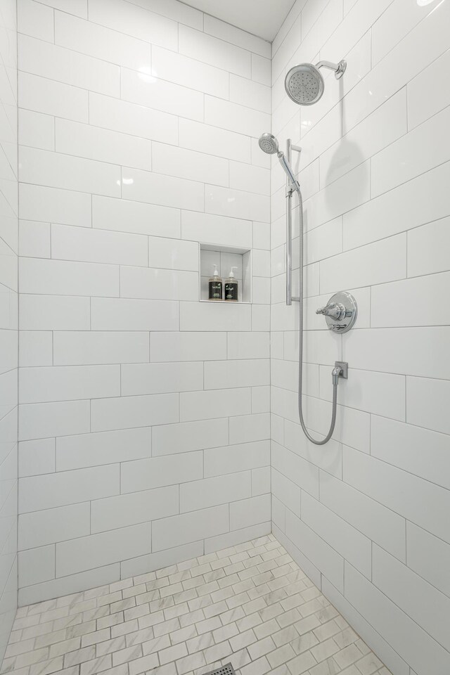 8 Heather Ln, Rising Fawn, GA 30738 - full bathroom featuring tiled shower