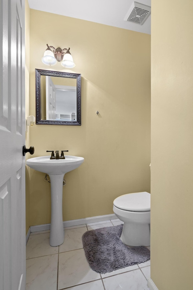 8014 Woodstone Dr, Hixson, TN 37343 - bathroom featuring toilet and baseboards