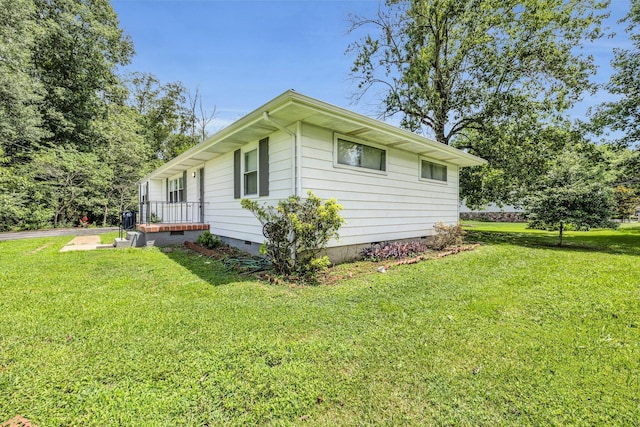 5506 Sunny Dell Ln, Chattanooga, TN 37412 - view of side of property with crawl space and a yard