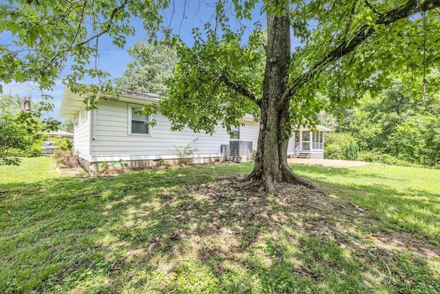 5506 Sunny Dell Ln, Chattanooga, TN 37412 - view of grassy yard featuring a sunroom