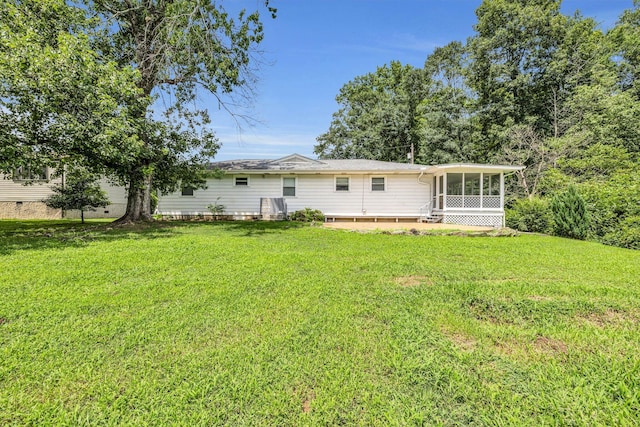 5506 Sunny Dell Ln, Chattanooga, TN 37412 - back of house featuring a sunroom and a yard