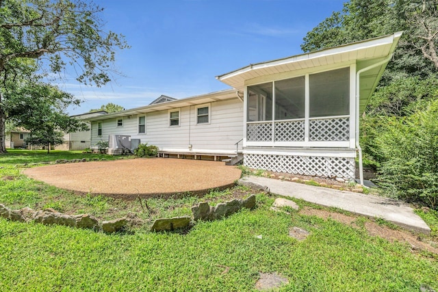5506 Sunny Dell Ln, Chattanooga, TN 37412 - rear view of house with a sunroom