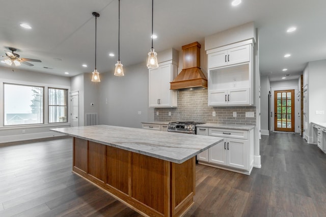 220 High Point Ln, Jasper, TN 37347 - kitchen featuring custom range hood, dark wood finished floors, a kitchen island, a ceiling fan, and recessed lighting