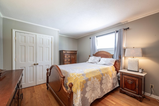 1318 Joiner Rd, Chattanooga, TN 37421 - bedroom with ornamental molding, light wood-type flooring, and a closet