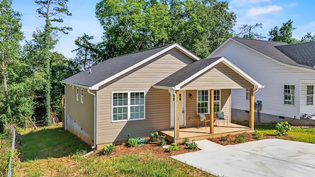 812 Aubrey Ave, Chattanooga, TN 37411 - bungalow-style home with a porch, crawl space, and a front lawn