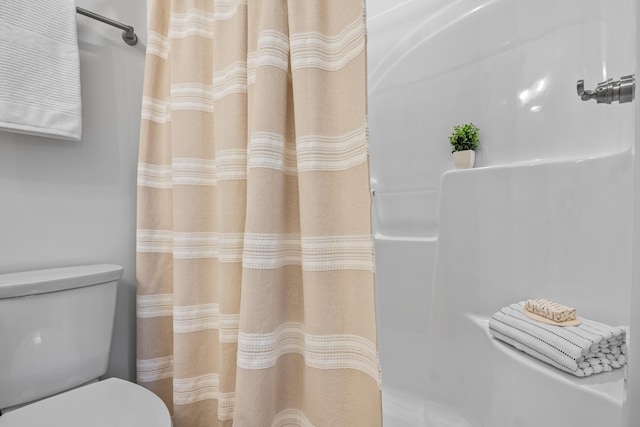 812 Aubrey Ave, Chattanooga, TN 37411 - bathroom with toilet and shower / tub combo with curtain