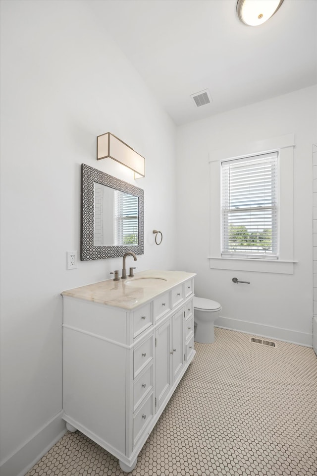 1306 Bailey Ave, Chattanooga, TN 37404 - bathroom featuring baseboards and vanity