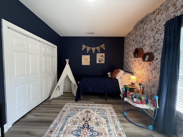 120 Oakhurst Ter NE, Calhoun, GA 30701 - bedroom featuring an accent wall, a closet, wood finished floors, and wallpapered walls