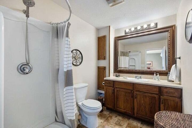 346 Thomas Rd, Benton, TN 37307 - bathroom with a shower with shower curtain, vanity, and a textured ceiling