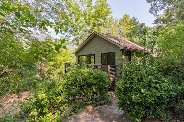 4205 Seneca Ave, Chattanooga, TN 37409 - view of front facade with a deck