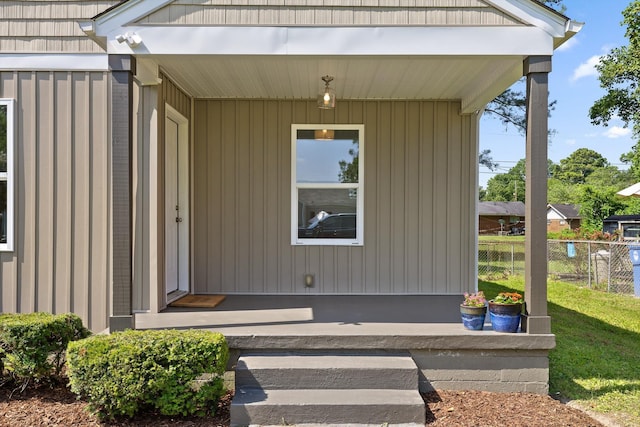 5014 Carolyn Ln, Chattanooga, TN 37411 - view of exterior entry featuring a porch