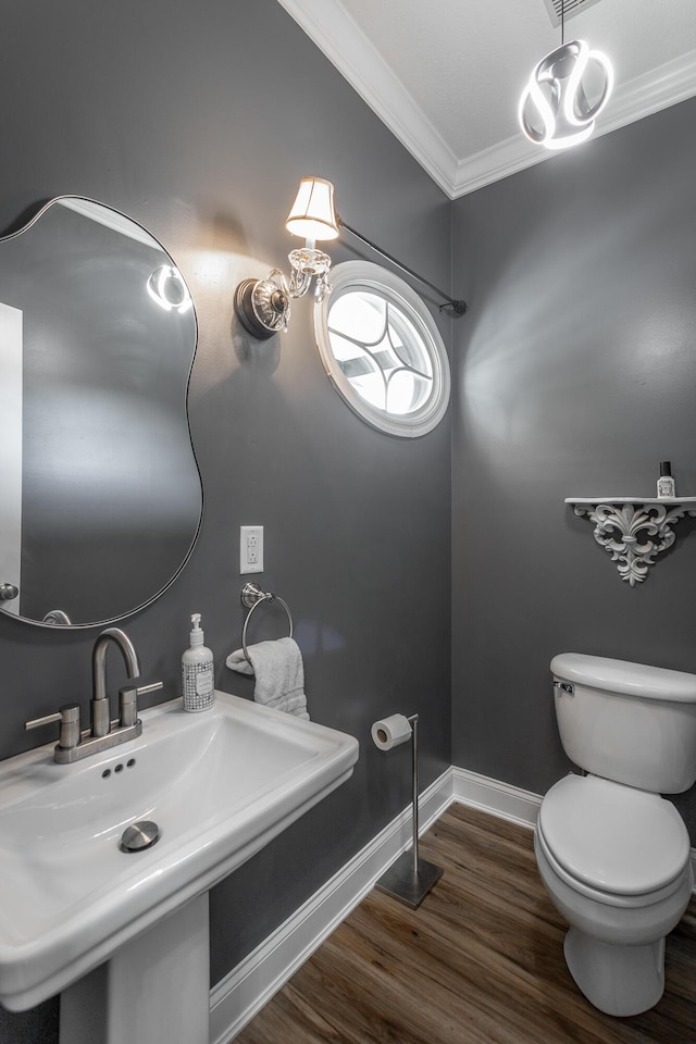 846 Altamont Rd, Chattanooga, TN 37415 - bathroom featuring crown molding and wood finished floors