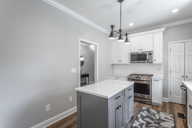 846 Altamont Rd, Chattanooga, TN 37415 - kitchen with stainless steel appliances, crown molding, dark wood-style flooring, backsplash, and gray cabinets