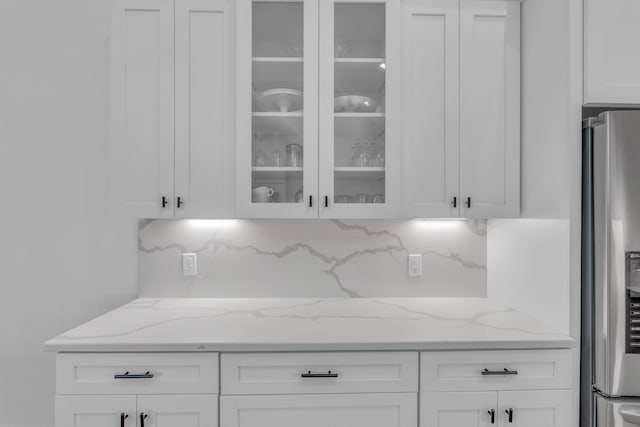 9253 Skyfall Dr, Ooltewah, TN 37363 - bar area featuring freestanding refrigerator and backsplash