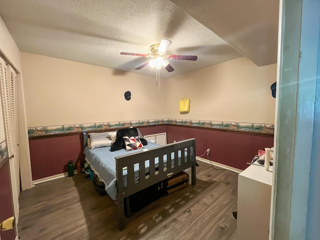 6413 Edgmon Dr, Chattanooga, TN 37421 - bedroom featuring wood finished floors, a textured ceiling, ceiling fan, and a closet