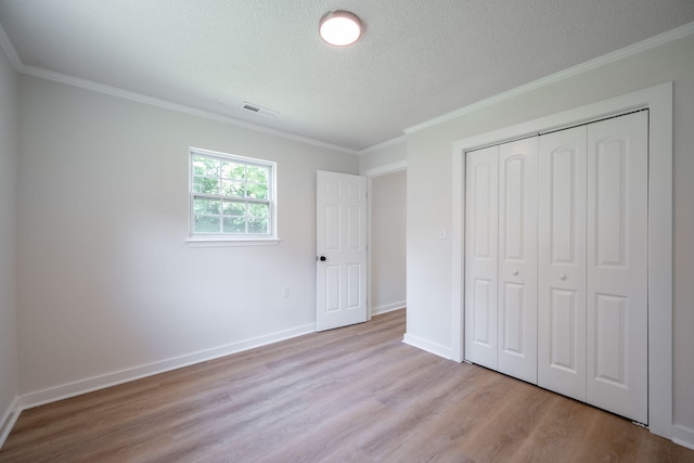 103 Laurel Dr, Chattanooga, TN 37415 - unfurnished bedroom with wood finished floors, a textured ceiling, crown molding, and a closet