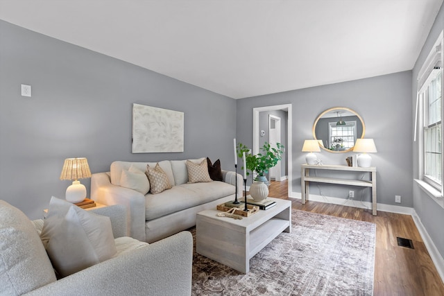 620 Lullwater Rd, Chattanooga, TN 37405 - living area with wood finished floors and baseboards