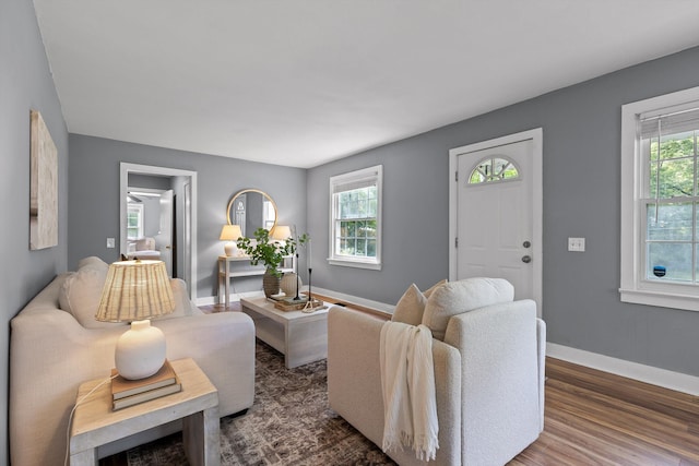 620 Lullwater Rd, Chattanooga, TN 37405 - living area featuring wood finished floors and baseboards