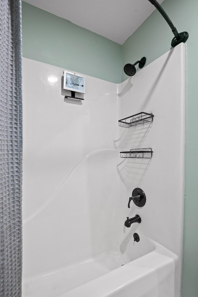 1303 Rockdale Ln, Hixson, TN 37343 - full bath featuring shower / bath combination with curtain