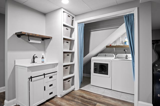 1303 Rockdale Ln, Hixson, TN 37343 - laundry room featuring washing machine and dryer and wood finished floors