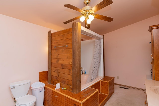 515 Choctaw Trl, Chattanooga, TN 37405 - full bathroom featuring ceiling fan, a tub to relax in, vanity, and a shower with shower curtain