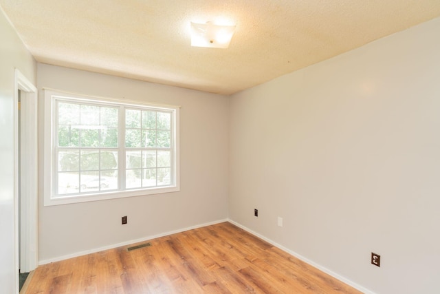 515 Choctaw Trl, Chattanooga, TN 37405 - spare room featuring healthy amount of natural light, light wood-style flooring, and a textured ceiling