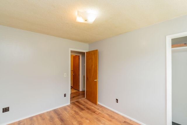515 Choctaw Trl, Chattanooga, TN 37405 - unfurnished room with light wood-type flooring and a textured ceiling