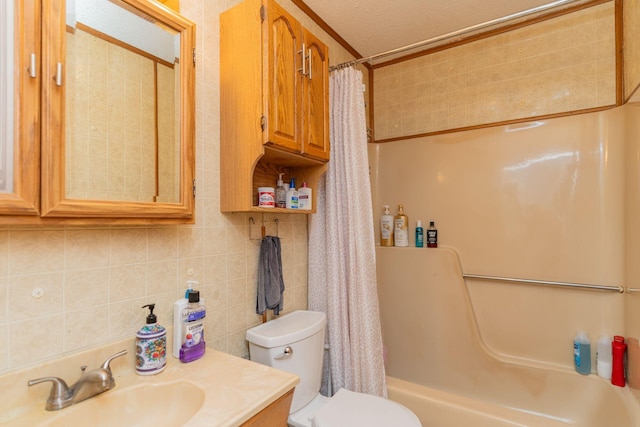 515 Choctaw Trl, Chattanooga, TN 37405 - full bath featuring shower / bath combination with curtain, tile walls, vanity, backsplash, and a textured ceiling