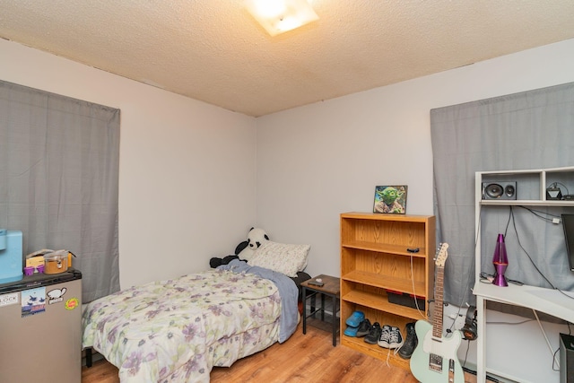 515 Choctaw Trl, Chattanooga, TN 37405 - bedroom with wood finished floors, fridge, and a textured ceiling