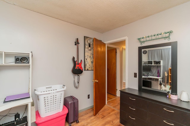 515 Choctaw Trl, Chattanooga, TN 37405 - bedroom featuring light wood-style flooring and a textured ceiling