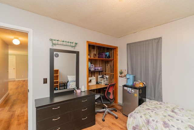 515 Choctaw Trl, Chattanooga, TN 37405 - bedroom with light wood-type flooring, an office area, and a textured ceiling