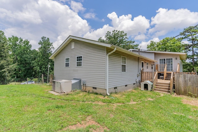 515 Choctaw Trl, Chattanooga, TN 37405 - back of property featuring crawl space and a wooden deck
