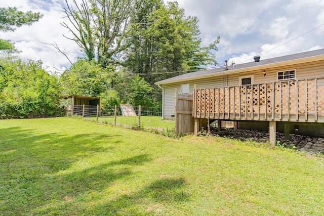 515 Choctaw Trl, Chattanooga, TN 37405 - view of yard featuring a wooden deck