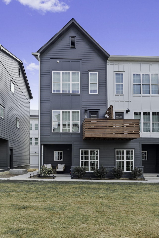 1476 Chatt City Way, Chattanooga, TN 37408 - rear view of house with a lawn